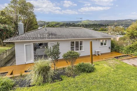 Photo of property in 9 Lane Crescent, Tawa, Wellington, 5028