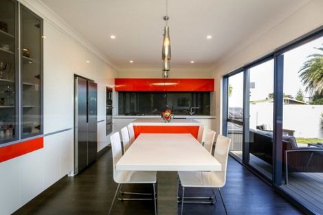 Photo of property in 401 Devon Street East, Strandon, New Plymouth, 4312