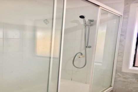 Photo of property in 18 Cliff View Drive, Green Bay, Auckland, 0604