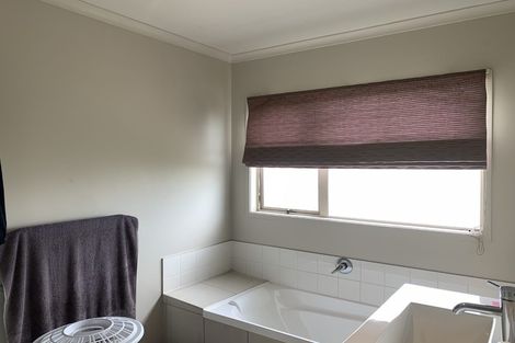Photo of property in 1 Luna Place, Henderson, Auckland, 0612