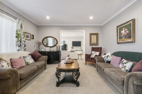 Photo of property in 124 Johnstone Drive, Fitzherbert, Palmerston North, 4410