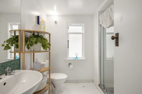 Photo of property in 8 Glen Road, Kelburn, Wellington, 6012