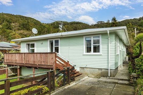 Photo of property in 7 Reid Road, Wainuiomata, Lower Hutt, 5014