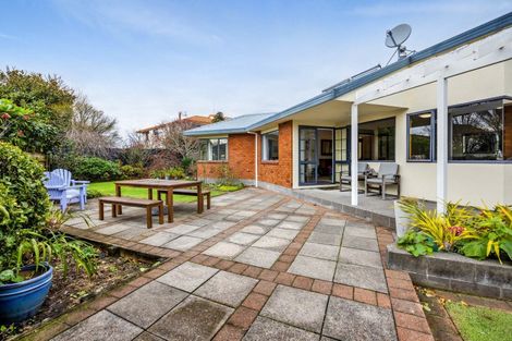 Photo of property in 10 Taylor Place, Merrilands, New Plymouth, 4312