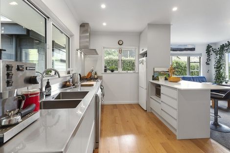 Photo of property in 318 Queens Drive, Lyall Bay, Wellington, 6022