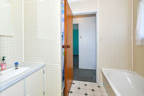 Photo of property in 2/16 Gibbons Road, Weymouth, Auckland, 2103