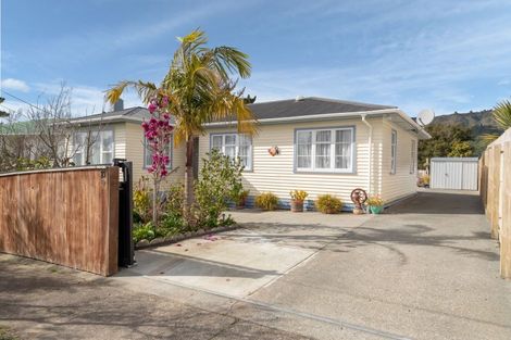 Photo of property in 27 Amundsen Grove, Stokes Valley, Lower Hutt, 5019