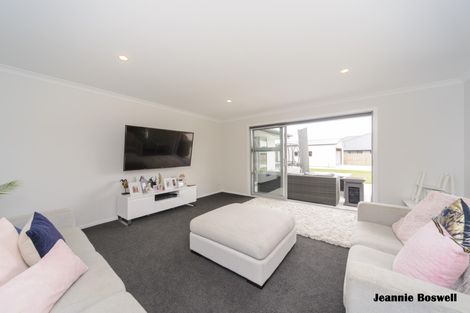 Photo of property in 14 Freedom Drive, Kelvin Grove, Palmerston North, 4414