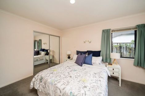 Photo of property in 2 Taylor Place, Merrilands, New Plymouth, 4312