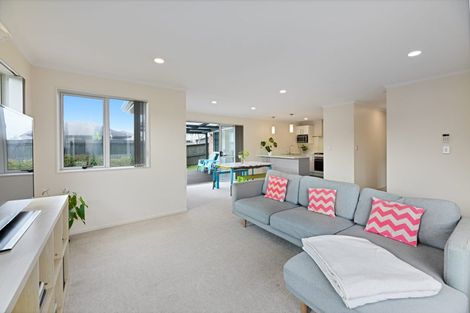 Photo of property in 106c Simpson Road, Henderson Valley, Auckland, 0614