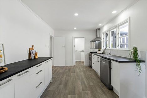 Photo of property in 4 Link Road, Newlands, Wellington, 6037