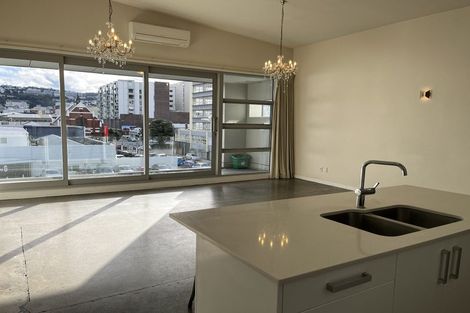 Photo of property in 4/25 Home Street, Mount Victoria, Wellington, 6011