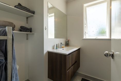 Photo of property in 21 South Lynn Road, Titirangi, Auckland, 0604