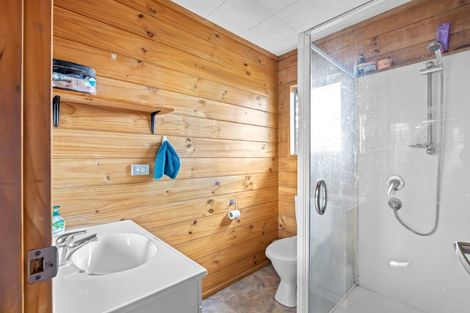 Photo of property in 46 Easton Park Parade, Glenfield, Auckland, 0629