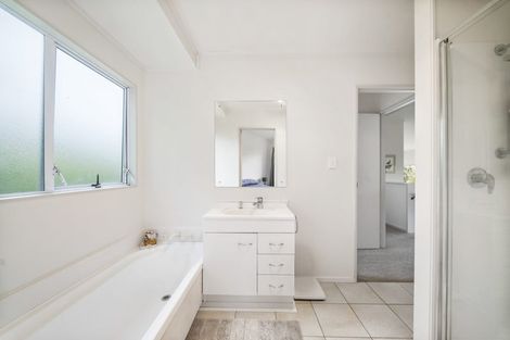 Photo of property in 2 Davern Lane, New Lynn, Auckland, 0600