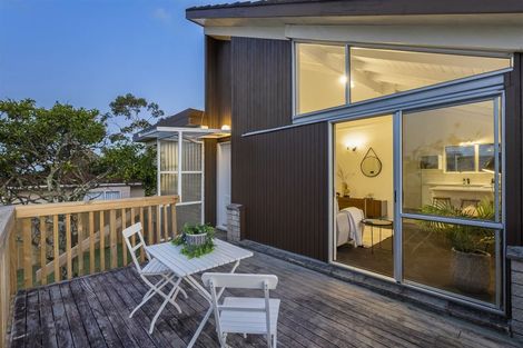 Photo of property in 2/307 Wairau Road, Totara Vale, Auckland, 0627