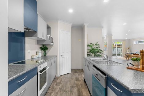 Photo of property in 11 Miami Place, One Tree Point, 0118