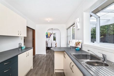 Photo of property in 9 Phillip Parade, Forrest Hill, Auckland, 0620