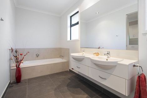 Photo of property in 28 Noble Johnston Drive, Katikati, 3129