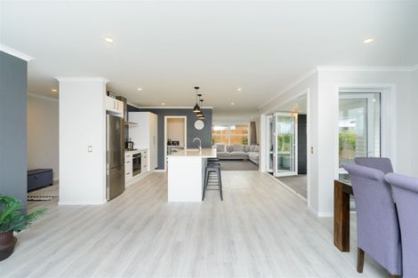 Photo of property in 132 Johnstone Drive, Fitzherbert, Palmerston North, 4410