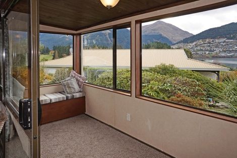 Photo of property in 77 Cedar Drive, Kelvin Heights, Queenstown, 9300