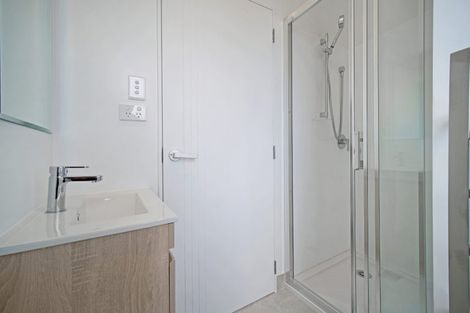 Photo of property in 5/233 Great North Road, Henderson, Auckland, 0612