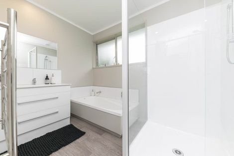 Photo of property in 35 Kemp Road, Massey, Auckland, 0614