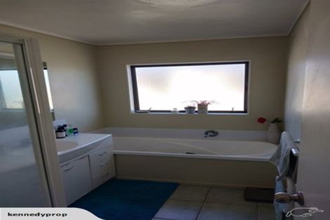 Photo of property in 16 Mackwell Road, Fairview Heights, Auckland, 0632