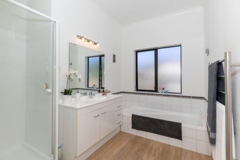 Photo of property in 104 Ayrshire Drive, Grandview Heights, Hamilton, 3200