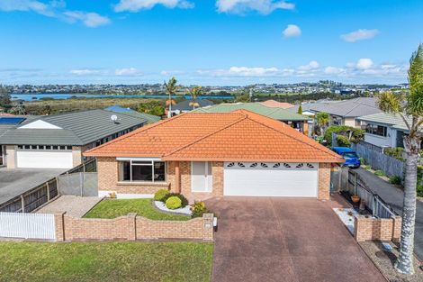 Photo of property in 15 Kath Hopper Drive, Orewa, 0931