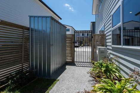 Photo of property in 2/20 Glanmire Road, Newlands, Wellington, 6037