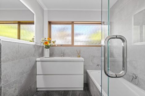 Photo of property in 14 Birdie Place, Red Beach, 0932