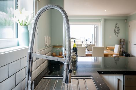 Photo of property in 24 Deirdre Place, Titirangi, Auckland, 0604