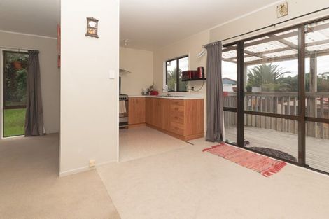 Photo of property in 13 Kearney Place, Massey, Auckland, 0614