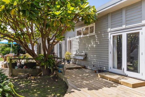 Photo of property in 20 Rauparaha Street, Waikanae Beach, Waikanae, 5036