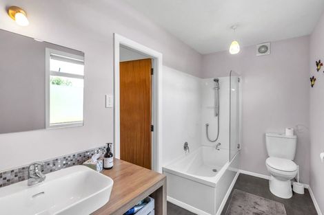 Photo of property in 127 Renown Road, Raumati South, Paraparaumu, 5032