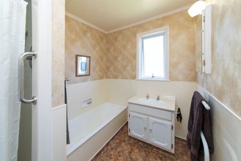 Photo of property in 16 Ilford Place, Awapuni, Palmerston North, 4412