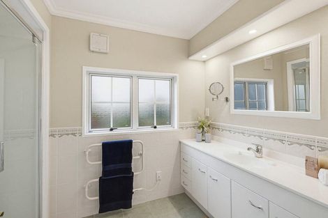 Photo of property in 5 Patterson Grove, Waikanae, 5036