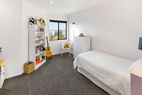 Photo of property in 4 Tupara Crescent, Kawaha Point, Rotorua, 3010