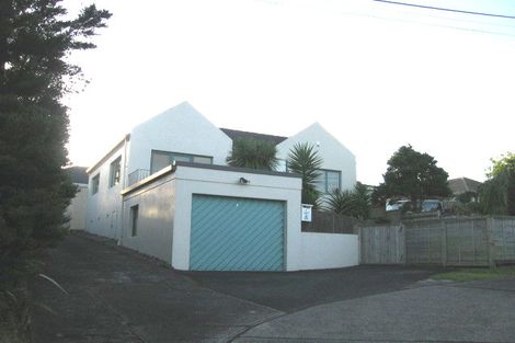 Photo of property in 2/227 Glenfield Road, Hillcrest, Auckland, 0627