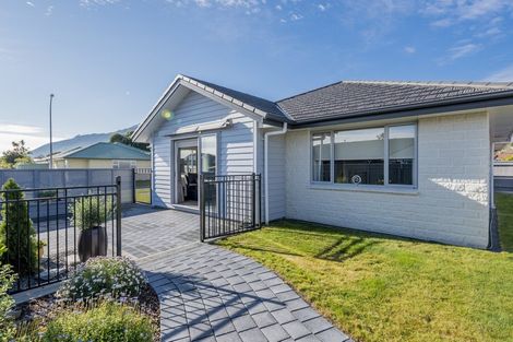 Photo of property in 13 Saint Vincent Way, Waikanae, 5036
