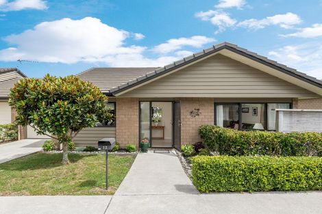 Photo of property in 12 Royalle Mews, Botany Downs, Auckland, 2010