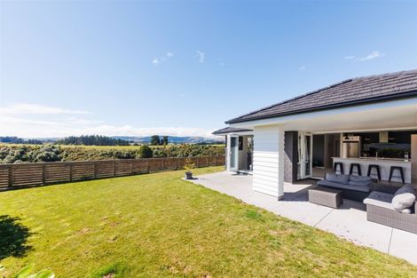 Photo of property in 132 Johnstone Drive, Fitzherbert, Palmerston North, 4410