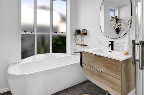 Photo of property in 143 Mangorei Road, Merrilands, New Plymouth, 4312