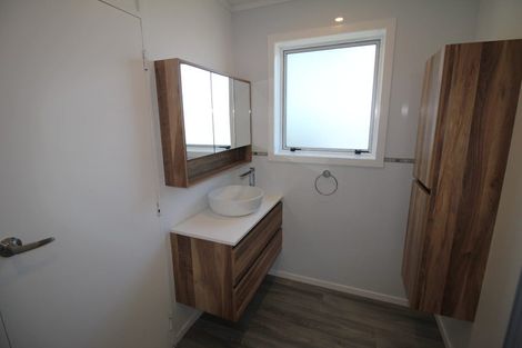 Photo of property in 14b Bayswater Place, Newlands, Wellington, 6037