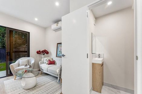 Photo of property in 15 Don Oliver Lane, Glen Eden, 0602
