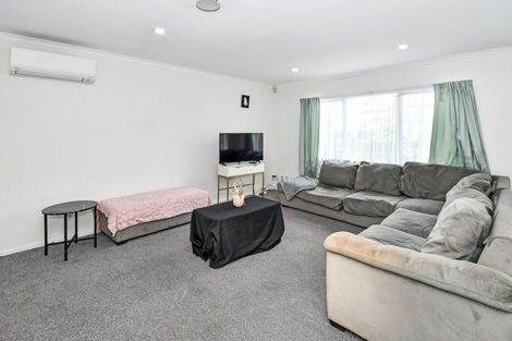 Photo of property in 1/11 Kirklow Place, Goodwood Heights, Auckland, 2105