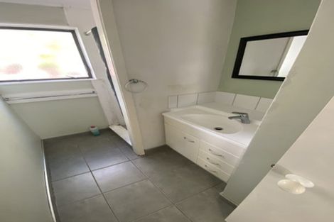 Photo of property in 2/138 Sunset Road, Unsworth Heights, Auckland, 0632