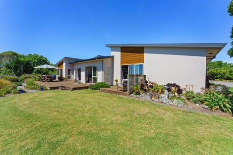 Photo of property in 52 Harakeke Road, Te Horo, Otaki, 5581