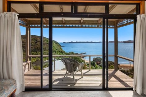 Photo of property in 2 Queens View Road, Russell, 0202